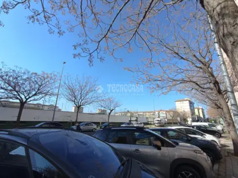 Local comercial en Parque Alcosa-Jardines del Edén