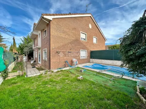 Casa pareada en Los Santos de la Humosa