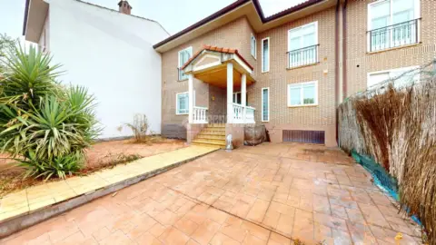 Casa adosada en calle Emeterio Atienza