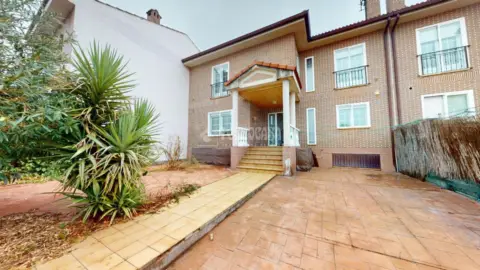 Casa adosada en calle Emeterio Atienza