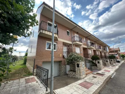 Casa pareada en calle Ribera