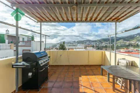 Casa adosada en Casco Urbano