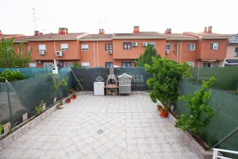 Casa adosada en Los Villares-Grupo Pinar