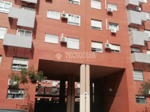 Piso en Parque Alcosa-Jardines del Edén