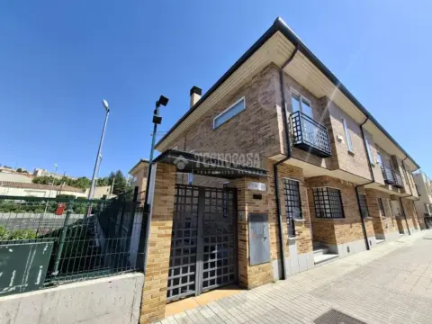 Casa adosada en San Nicolás-La Toledana-Valle Amblés