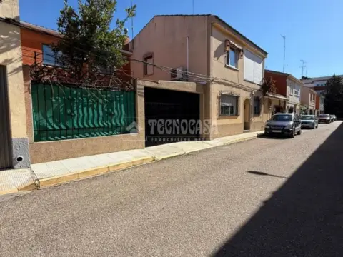 Casa adosada en calle de Gloria Fuertes