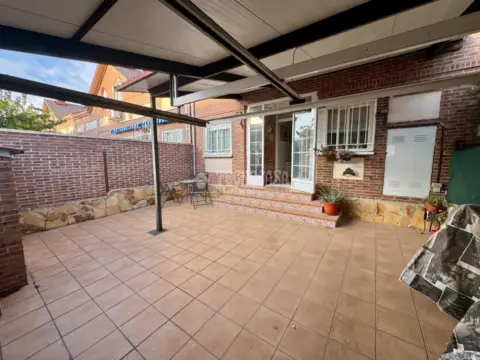 Casa adosada en Villanueva de la Torre