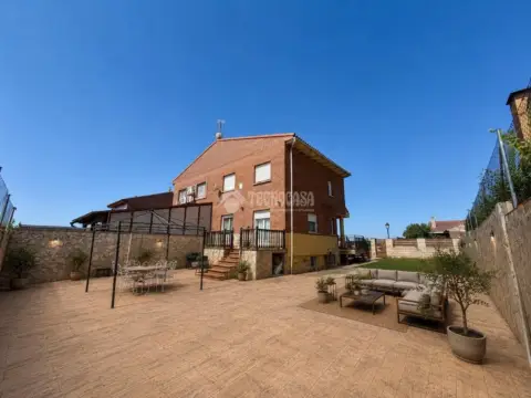Casa pareada en Villanueva de la Torre