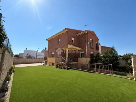 Casa pareada en Villanueva de la Torre