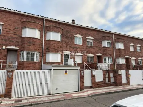 Casa adosada en calle de José María Alonso Gamo