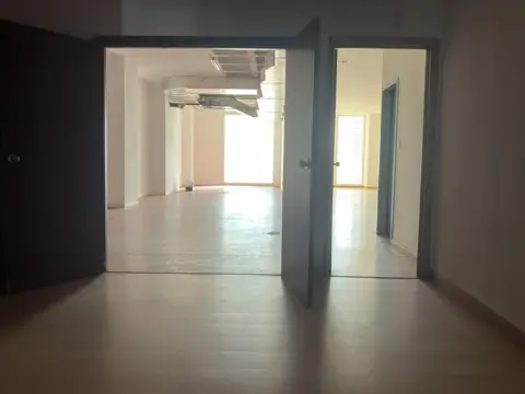 Nave industrial en Avenida de la Democracia