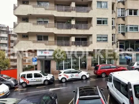 Local comercial en calle de Celso Emilio Ferreiro, 1