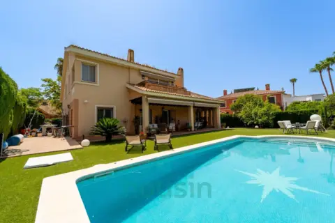 Chalet en calle de Bahuinias