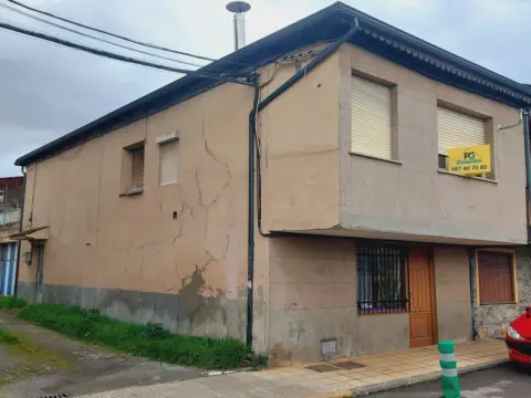Casa pareada en calle del Ferrocarril, 20