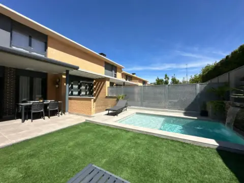 Casa adosada en calle de Suiza