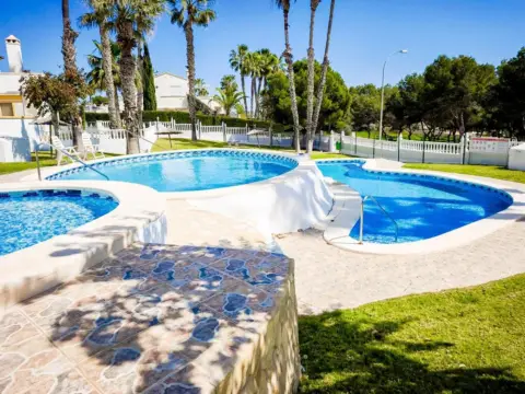 Casa adosada en calle Canal de la Mancha