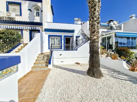 Casa adosada en calle Canal de la Mancha