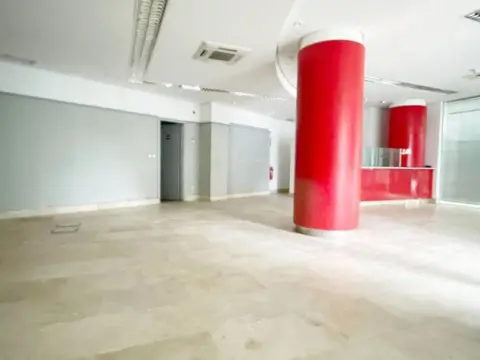Local comercial en Avenida del Primero de Junio, 46