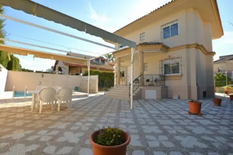 Chalet en Valencina de la Concepción