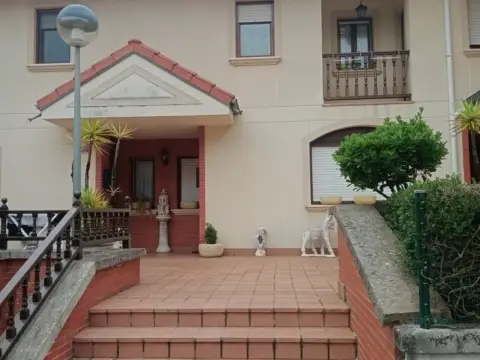 Casa adosada en Barrio del Puente Viesgo