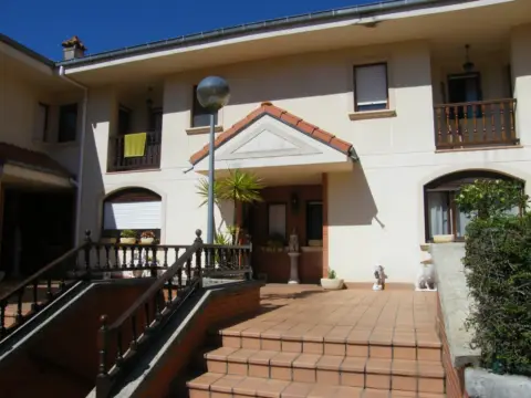 Casa adosada en Barrio del Puente Viesgo