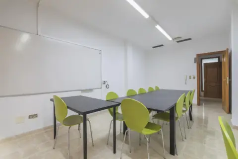 Local comercial en Asilo - Pisos Azules