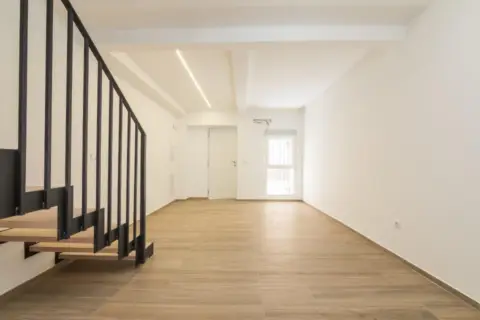 Dúplex en Raval - Puertas Coloradas