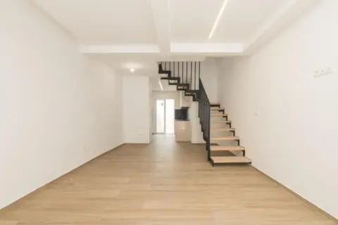 Dúplex en Raval - Puertas Coloradas