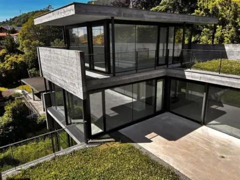 Casa pareada en calle de Parada, 24