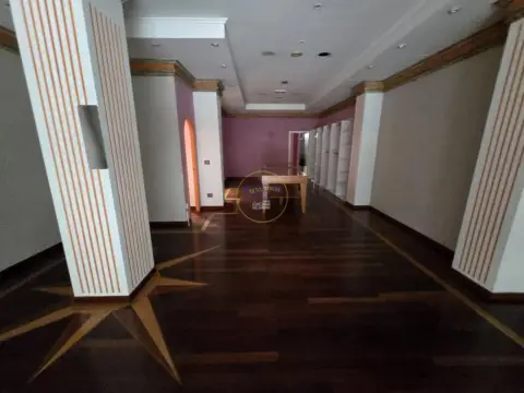 Local comercial en Avenida das Camelias