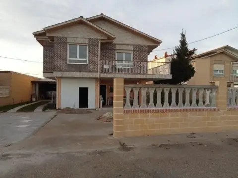 Chalet en Villalobar