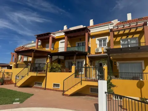 Casa adosada en Urbanización Añoreta
