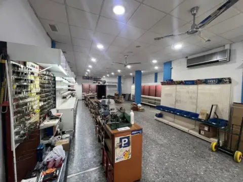 Local comercial en Av. Barcelona - Viñuela - Rescatado