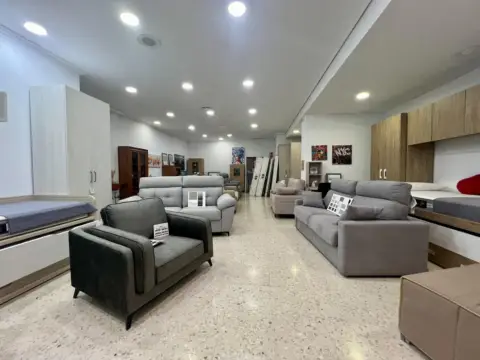 Local comercial en Av. Barcelona - Viñuela - Rescatado