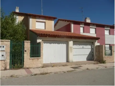 Casa adosada en calle de Mateo Cerezo