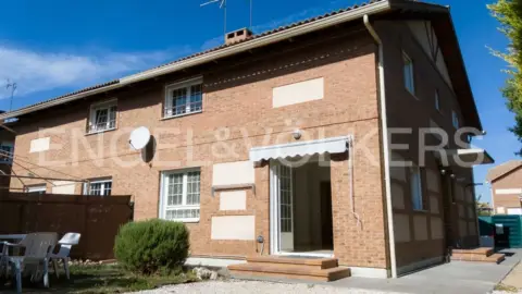 Casa pareada en calle de Fujara, 5