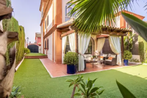 Casa pareada en calle de la Constelación Osa Mayor