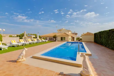 Chalet en Carrer de la Sierra Morena-las Filipinas