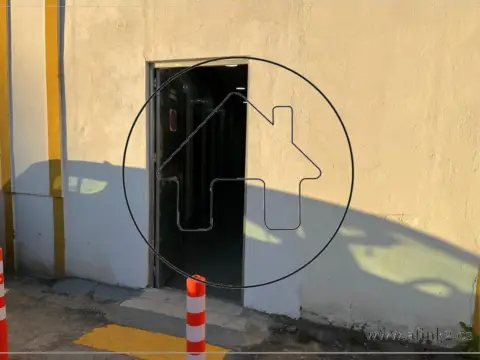 Almacén en Avenida Escultora Miss Whitney