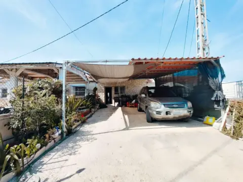 Finca rústica en calle los Perez