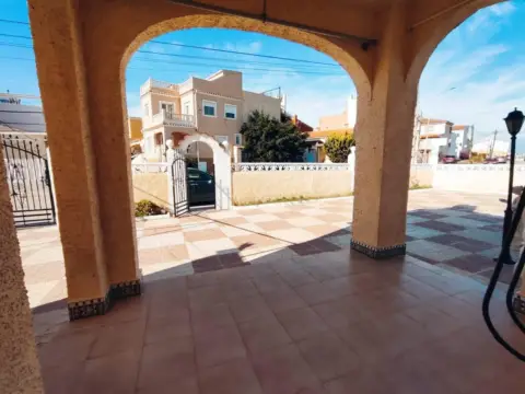 Chalet en calle de Santa Pola