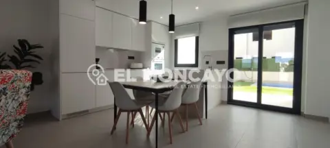 Casa adosada en calle Andrómeda