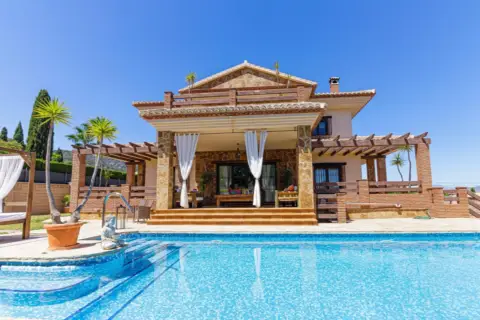 Chalet en Manantiales - Lagar - Cortijo