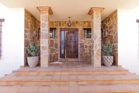Chalet en Manantiales - Lagar - Cortijo