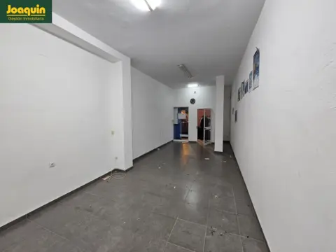 Local comercial en Av. Barcelona - Viñuela - Rescatado