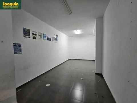 Local comercial en Av. Barcelona - Viñuela - Rescatado