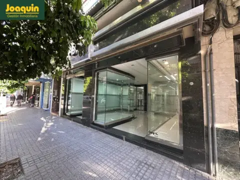 Local comercial en Av. Barcelona - Viñuela - Rescatado
