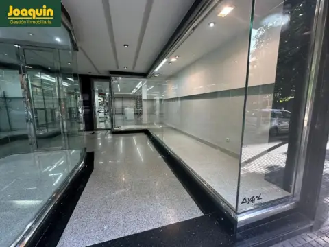 Local comercial en Av. Barcelona - Viñuela - Rescatado
