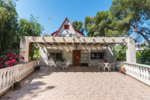Chalet en Urbanización El Coto