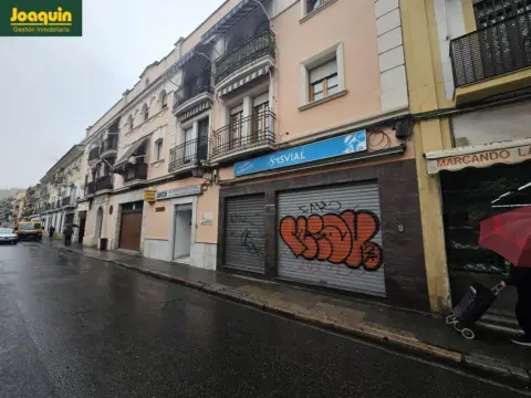 Local comercial en Av. Barcelona - Viñuela - Rescatado
